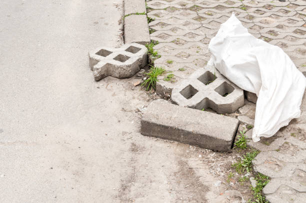 pavimento de tijolos e telhas de espaço de estacionamento danificados - pot hole parking lot hole asphalt - fotografias e filmes do acervo