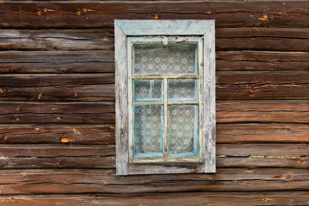 einfache blaue alte holzfenster auf einer holzwand aus einem alten holz - switzerland tourism wall window stock-fotos und bilder