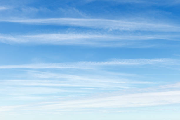 beau ciel bleu avec des nuages cirrus blancs - cirrus cloud white fluffy photos et images de collection