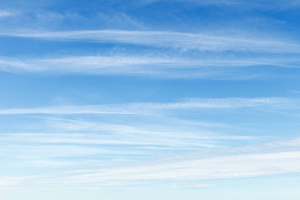 lindo céu azul com nuvens brancas do cirrus - cirrus cloud white fluffy - fotografias e filmes do acervo