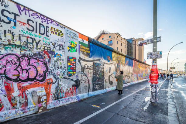 paintings on east side gallery, international memorial for freedom. - east imagens e fotografias de stock