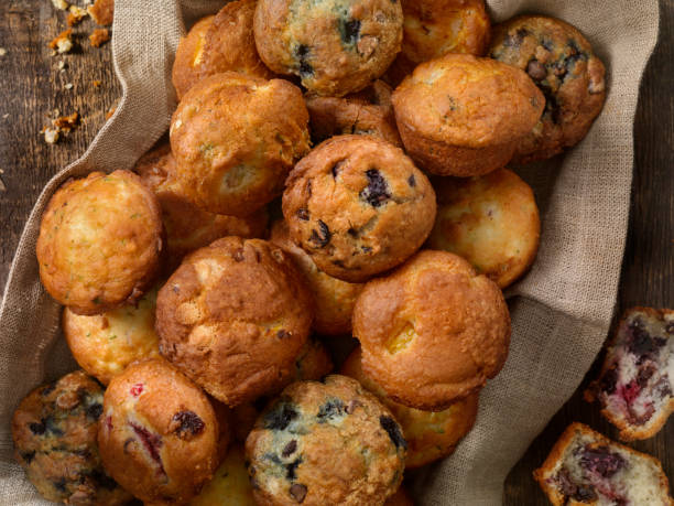 корзина домашних кексов - muffin cake cupcake blueberry muffin стоковые фото и изображения