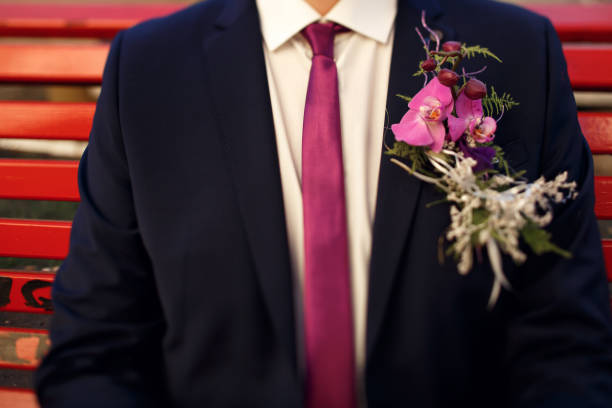 蘭と新郎のクローズ アップに高級スーツにネクタイに珍しいバイオレット boutonnieres - necktie close up suit lapel ストックフォトと画像