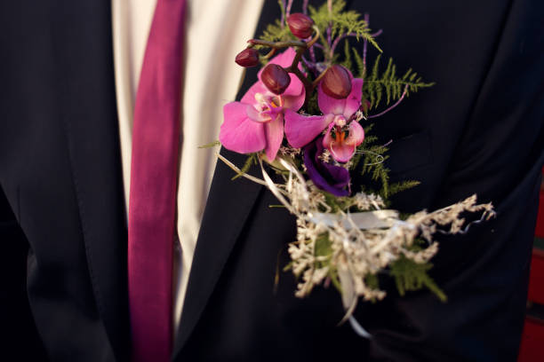 蘭と新郎のクローズ アップに高級スーツにネクタイに珍しいバイオレット boutonnieres - necktie close up suit lapel ストックフォトと画像