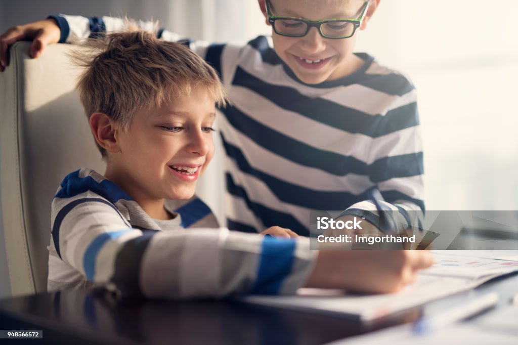 Brüder, die Hausaufgaben zusammen Spaß haben - Lizenzfrei 8-9 Jahre Stock-Foto