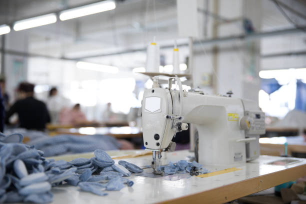 la máquina de coser y elemento de ropa - embroidery textile industry clothing factory fotografías e imágenes de stock