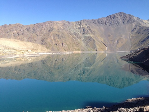 Cajón del Maipo is located in the metropolitan area, 100 km from Santiago, at the foot of the Andes. A lagoon with water of emerald green color that stays spiked in the Andes Mountain range.