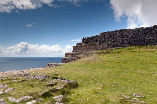Ancient fort wall and Cliff Edge of Dun Aonghasa (Dun Aengus), Inishmore, Aran Islands, County Galway, Ireland This is the east side of the inner enclosure wall of Dun Aonghasa (Dun Aengus) where it ends at a cliff edge over the Atlantic ocean. michael stephen wills aran stock pictures, royalty-free photos & images