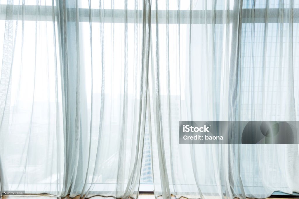 Rideau blanc accroché dans la fenêtre - Photo de Rideaux libre de droits