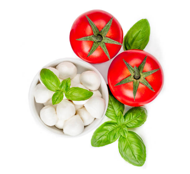 mozzarella, pomodori, basilico e spezie isolati su sfondo bianco, da vicino. ingredienti alimentari, vista dall'alto"n - salad food caprese salad gourmet foto e immagini stock