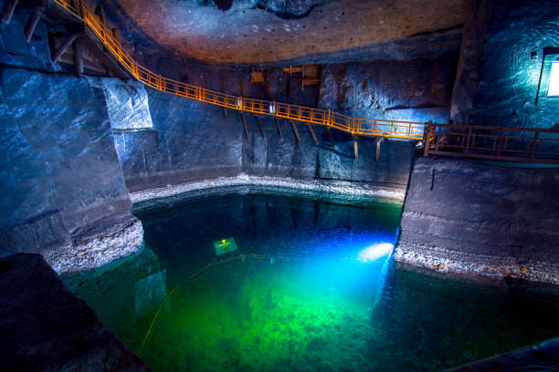 metro sal mina de wieliczka (siglo xiii), uno de minas de sal más antiguas del mundo, cerca de cracovia, polonia. - mine of salt fotografías e imágenes de stock