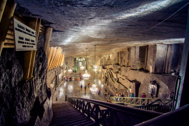 metro sal mina de wieliczka (siglo xiii), uno de minas de sal más antiguas del mundo, cerca de cracovia, polonia. - mine of salt fotografías e imágenes de stock