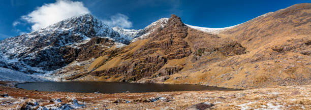 montagne irlandesi più alte coperte di neve - macgillicuddys reeks foto e immagini stock