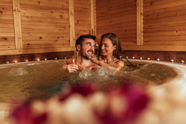 zen e conforto - couple hot tub spa treatment health spa - fotografias e filmes do acervo