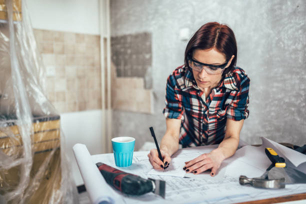 женщина эскизы кухни - home decorating interior designer blueprint planning стоковые фото и изображения