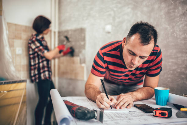 couple renovating kitchen - female construction telephone building contractor imagens e fotografias de stock