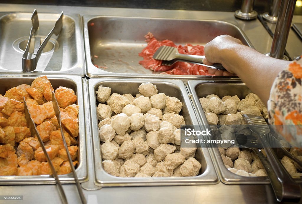 Prima de la carne en el bufé de selección - Foto de stock de Adulto libre de derechos