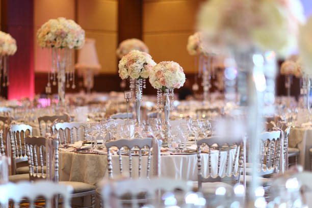 table setting for an event - flower arrangement dining room decor dining imagens e fotografias de stock
