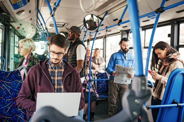 freelancer trabajando en ordenador portátil en autobús público - bus coach bus travel red fotografías e imágenes de stock