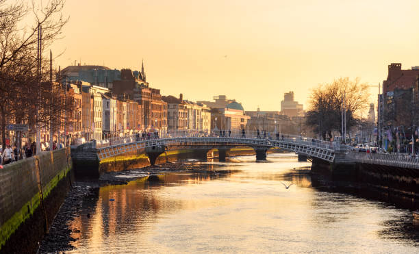 mosty w dublinie - dublin ireland hapenny bridge republic of ireland city zdjęcia i obrazy z banku zdjęć