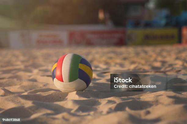 Voleibol De Playa Foto de stock y más banco de imágenes de Vóleibol de playa - Vóleibol de playa, Pistas, Vista de ángulo bajo