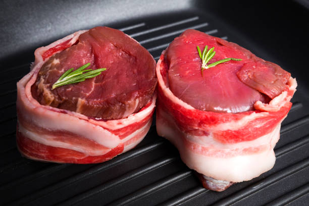 frais de la viande de bœuf cru - filet mignon bacon fillet steak photos et images de collection