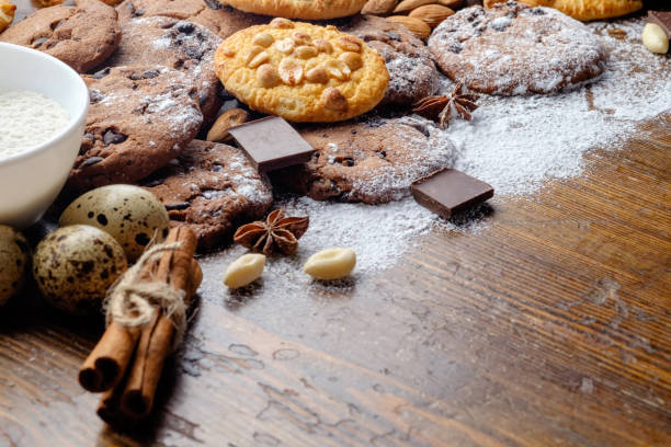 biscotti al cioccolato al forno e biscotti alle arachidi. - peanut bowl nut circle foto e immagini stock