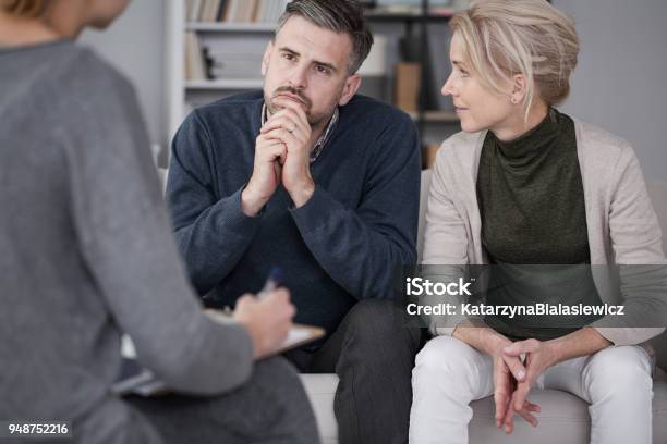 Photo libre de droit de Femme Mari Prise En Charge En Thérapie banque d'images et plus d'images libres de droit de Tous types de couple - Tous types de couple, Séance de psychothérapie, Santé et médecine