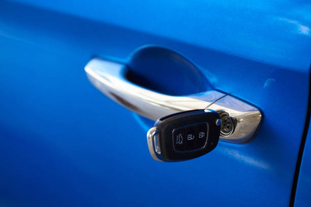 czarny kluczyk samochodowy w niebieskim samochodzie - centralna szkocja zdjęcia i obrazy z banku zdjęć