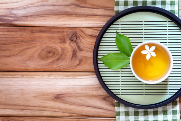 draufsicht oder obenliegenden schuss eine tasse tee dekoration auf hölzernen hintergrund, japanischen bio-tee-style-konzept. - jasmine tea black tea tea drink stock-fotos und bilder