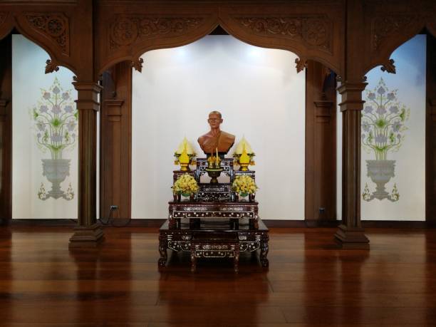 escultura del rey rama 9 de tailandia en la calidez de la madera - phumiphon aduldet fotografías e imágenes de stock