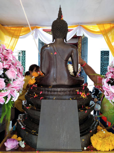 bangkok tailandia, 15 de abril de 2018 festival de songkran (año tailandés), la gente ir al templo y vierta el agua sobre la estatua de buda, dedicar corona y flores como adoran - pay as you go fotografías e imágenes de stock