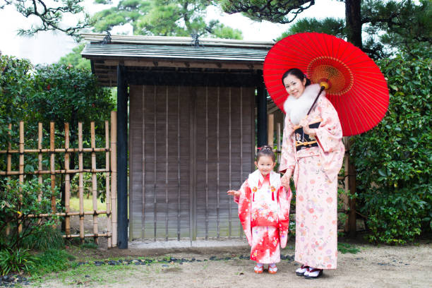 istock Mother and daughter in kimono 948813178