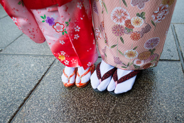 istock Mother and daughter in kimono 948813432