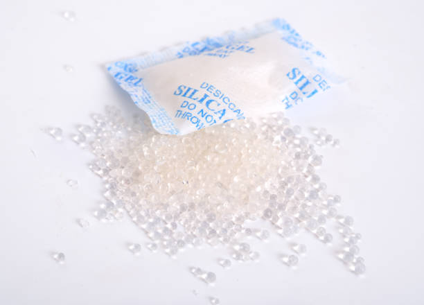 istock Silicagel pellets and bag on white background 948816940