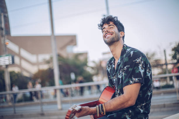 guy spielt gitarre-innenstadt - street musician stock-fotos und bilder