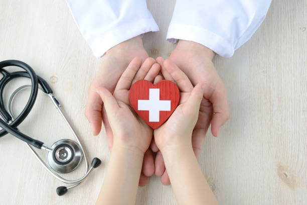 concetti medici, supporto sicuro - human heart care heart shape stethoscope foto e immagini stock