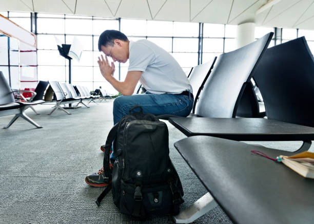 homem cansado, esperando no aeroporto - bag boredom bored man casual - fotografias e filmes do acervo