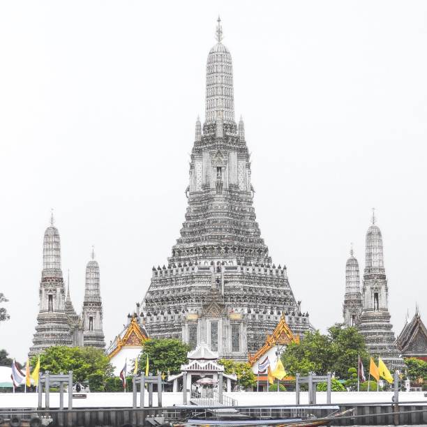 istock Wat Arun - The Temple of Dawn 948854042