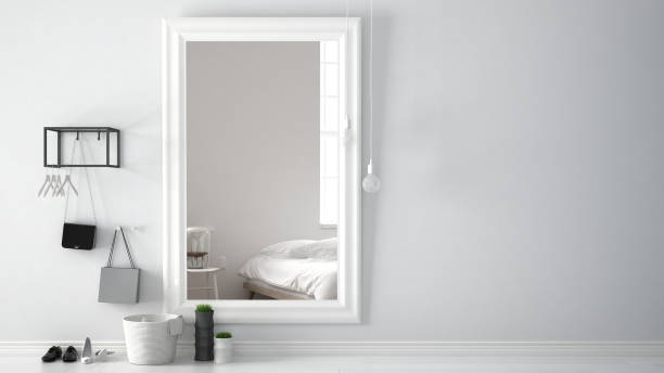 skandinavische lobby eingangshalle mit spiegel, helle schlafzimmer mit bett, stuhl und tisch lampe, minimalistische weiße inneneinrichtung - sahne fotos stock-fotos und bilder