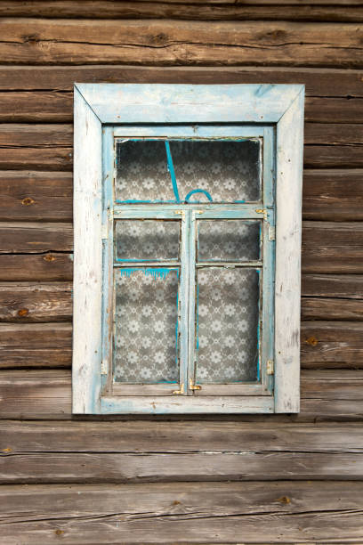 einfache blaue alte holzfenster auf einer holzwand aus einem alten holz - switzerland tourism wall window stock-fotos und bilder