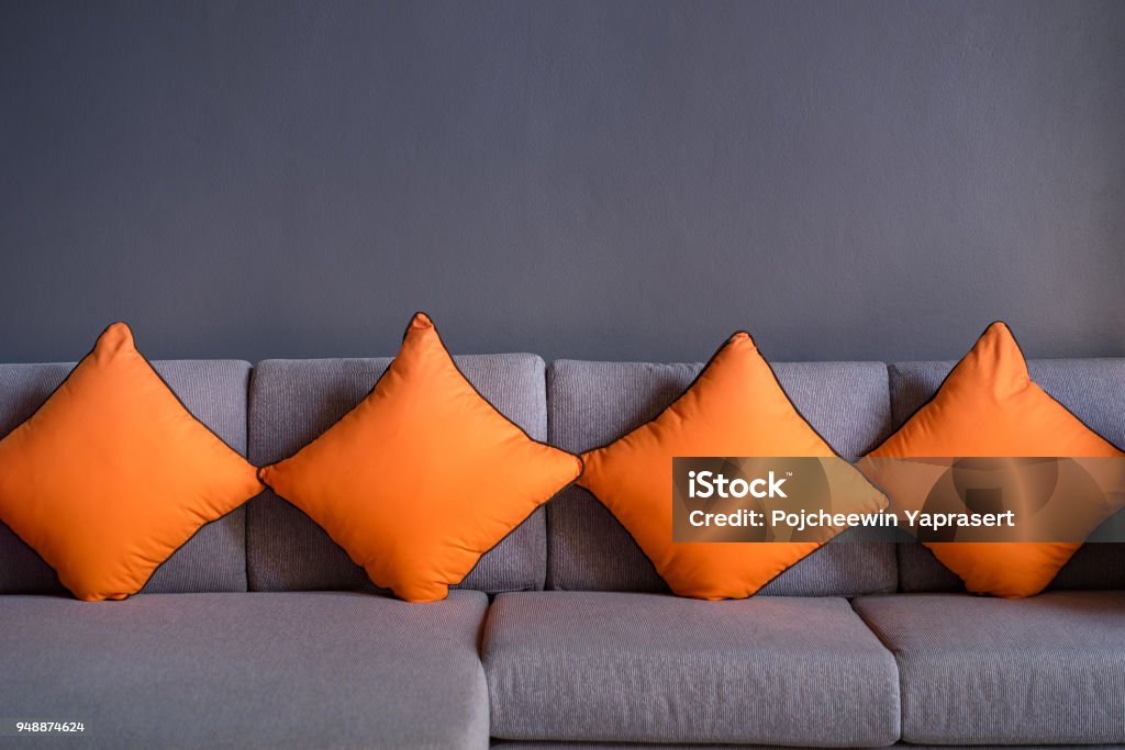 Quattro Cuscini A Dispersione Arancione O Cuscino Schienale Su Divano  Grigio - Fotografie stock e altre immagini di Arancione - iStock