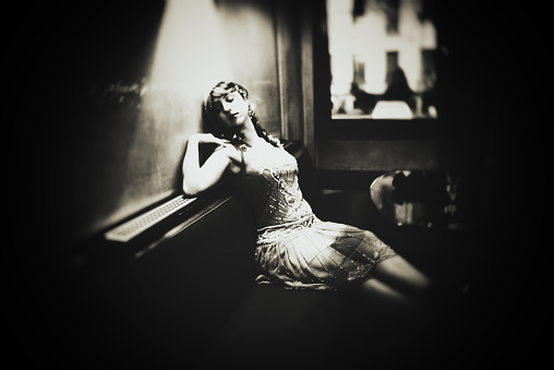 The Golden Twenties – belle is sleeping in the bar