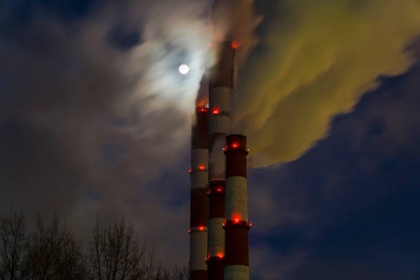 usina termelétrica a gás emite vapor na atmosfera, uma fria noite de luar - vapor trail night sky sunset - fotografias e filmes do acervo