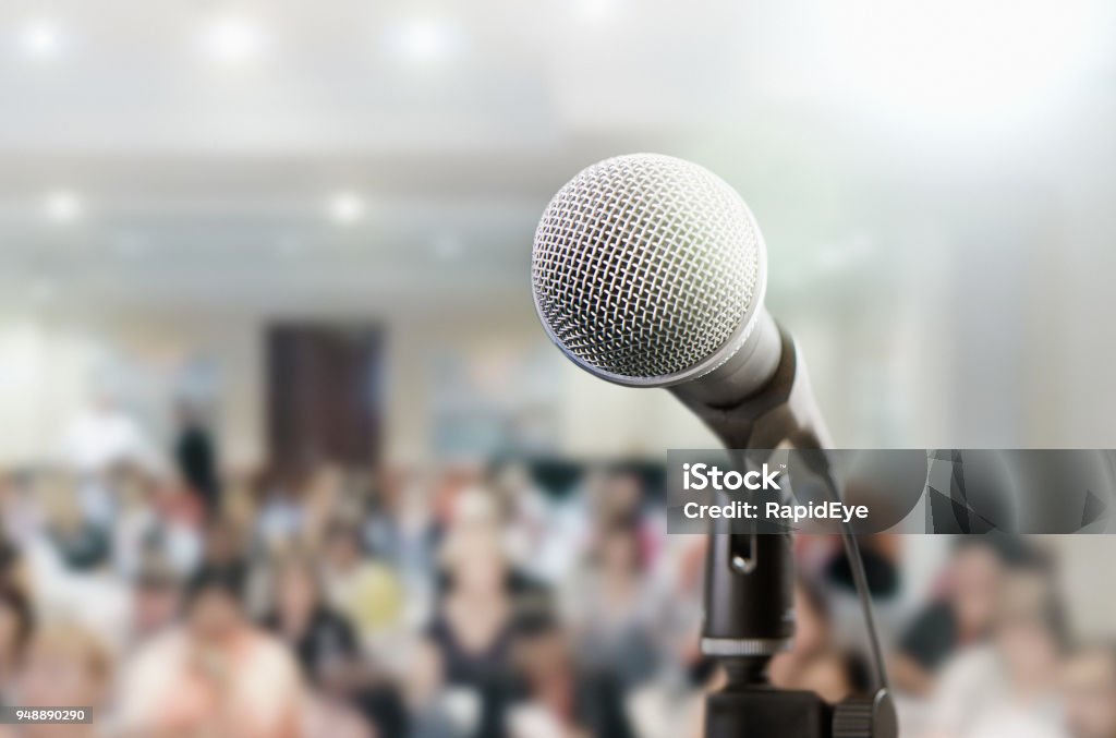 Microfone aguarda orador no seminário - Foto de stock de Microfone royalty-free