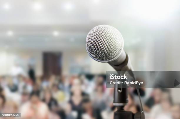 Foto de Microfone Aguarda Orador No Seminário e mais fotos de stock de Microfone - Microfone, Orador Público, Discurso