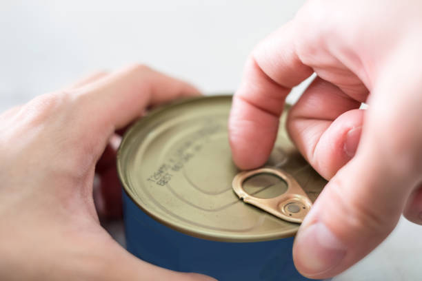 tração de dedo abrindo o laço de comida enlatada - can packaging tuna food - fotografias e filmes do acervo