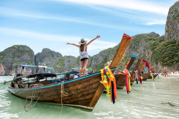 나무 긴 꼬리 보트에서 편안한 젊은 여자 - phuket province thailand tourist asia 뉴스 사진 이미지