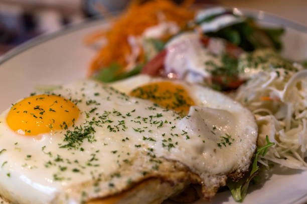istock Krok madame - traditional French breakfast 948891120