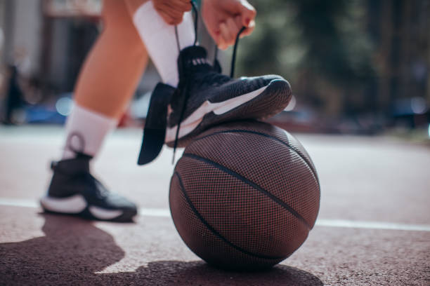 tying shoelace before game - basketball basketball player shoe sports clothing imagens e fotografias de stock